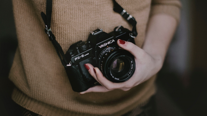 photographe-LA COLLE SUR LOUP-min_woman-camera-photography-photographer-slr-dslr-319-pxhere.com